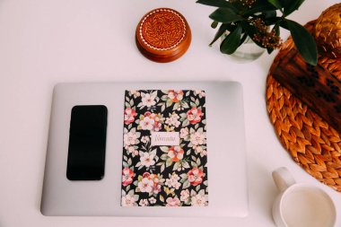  Minimalist ev ofis çalışma alanı. Minimalist iş, iş konsepti. Kadınlar ev ofisinin çalışma odası dizüstü bilgisayarı ve defteri. Modern iç tasarım.