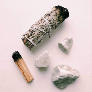 Doğal tütsü, Beyaz Bilge ve Palo Santo. Güney Amerika 'nın kutsal ağacı, renkli kare fotoğraf. Beyaz bilge ve beyaz arka planda Palo Santo..