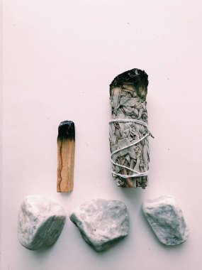 Doğal tütsü, Beyaz Bilge ve Palo Santo. Güney Amerika 'nın kutsal ağacı, renkli kare fotoğraf. Beyaz bilge ve beyaz arka planda Palo Santo..