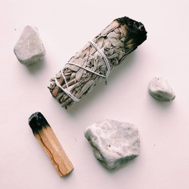 Doğal tütsü, Beyaz Bilge ve Palo Santo. Güney Amerika 'nın kutsal ağacı, renkli kare fotoğraf. Beyaz bilge ve beyaz arka planda Palo Santo..