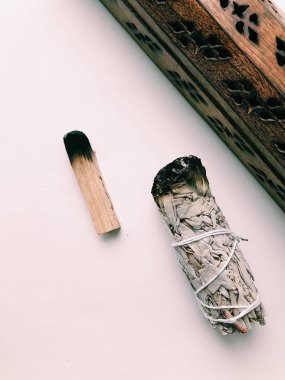 Doğal tütsü, Beyaz Bilge ve Palo Santo. Güney Amerika 'nın kutsal ağacı, renkli kare fotoğraf. Beyaz bilge ve beyaz arka planda Palo Santo..