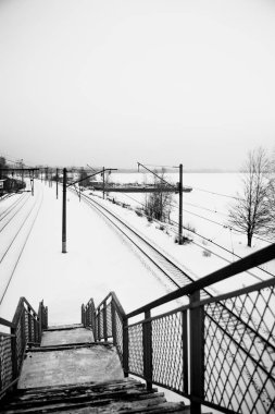 Tren istasyonu, raylar ve tren yolu. Kentsel siyah beyaz manzara