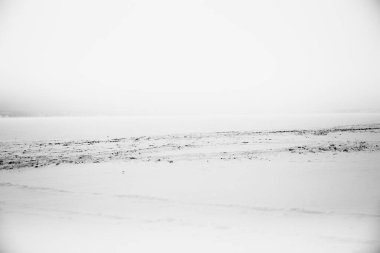 Soyut kar arkaplanı, siyah beyaz gürültülü film bulanık fotoğraf, minimalizm ve film manzarası