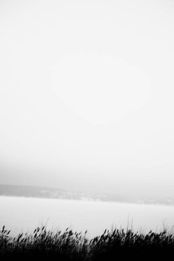 Soyut kar arkaplanı, siyah beyaz gürültülü film bulanık fotoğraf, minimalizm ve film manzarası