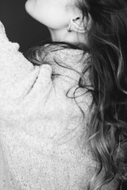 Güzel bir kızın, moda ve sanatın siyah beyaz portresi.