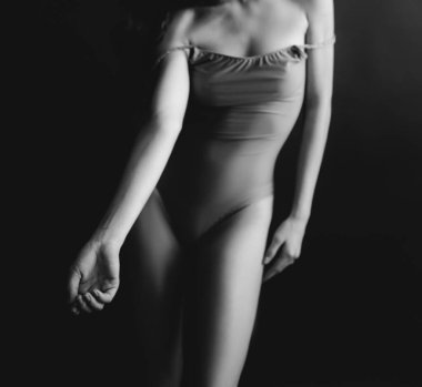 Güzel bir kızın, moda ve sanatın siyah beyaz portresi.