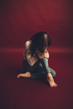 Renkli sanat portresi, Burgonya arka planında kız modeli