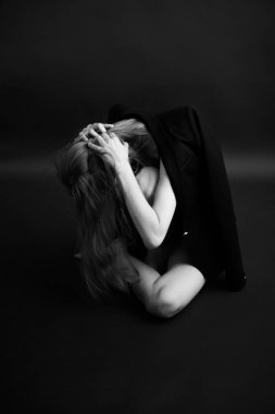 Kadın elleri yakın plan, siyah beyaz vücut detayları, zarif ve şehvetli parmaklar.