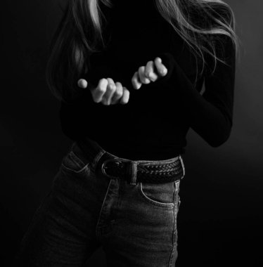 Kadın elleri yakın plan, siyah beyaz vücut detayları, zarif ve şehvetli parmaklar.