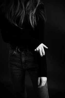 Kadın elleri yakın plan, siyah beyaz vücut detayları, zarif ve şehvetli parmaklar.