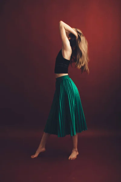 Kolorowy Portret Artystyczny Model Dziewczyny Burgundowym Tle — Zdjęcie stockowe