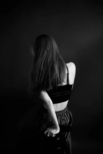 Eenvoudige Zwart Wit Portret Van Een Meisje Een Mooie Sconce — Stockfoto