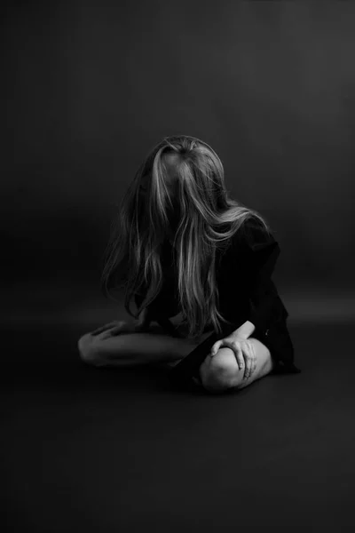 美しい少女の体の一部を黒い背景にしたミニマルなポートレート — ストック写真