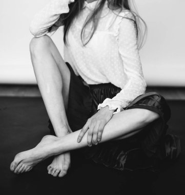 Güzel kadın bacakları, insan vücudunun siyah beyaz portresi, bulanık ve gürültülü film fotoğrafçılığı, sanat ve moda