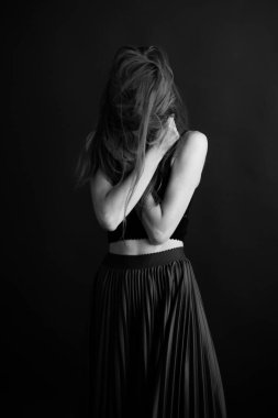 Kadın elleri yakın plan, siyah beyaz vücut detayları, zarif ve şehvetli parmaklar.