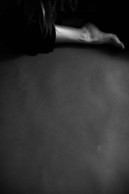 Güzel kadın bacakları, insan vücudunun siyah beyaz portresi, bulanık ve gürültülü film fotoğrafçılığı, sanat ve moda
