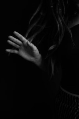 Şehvetli kadınların elleri, vücut parçalarının sanat fotoğrafları, gürültülü ve kasvetli filmlerdeki bulanık fotoğraflar.