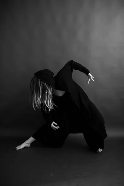 Девушка Танцует Черном Халате Капюшоном Художественное Мистическое Фото — стоковое фото
