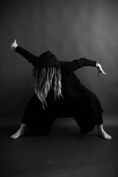 穿着黑色长袍 头戴帽子跳舞的女孩 艺术上的神秘照片 — 图库照片