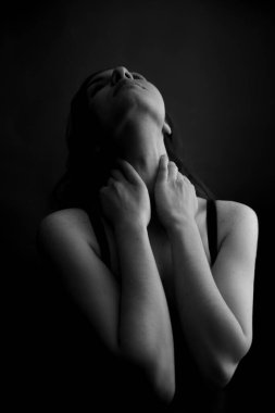 Esmer bir kızın basit bir portresi, bulanık ve gürültülü siyah beyaz bir film. moda fotoğrafı ve konsept sanat minimalizmi