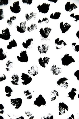 Basit siyah ve beyaz noktalar, çizgiler, noktalar, fırça darbeleri. El çizimi, kuru fırça. Grunge siyah beyaz desen. 