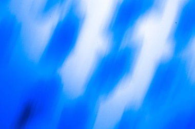 Soyut mavi arkaplan, elle boyanmış doku, akrilik boya, sıçrama, boya damlaları, boya darbeleri. Arkaplan, duvar kağıdı, kapak ve ambalaj için tasarım.