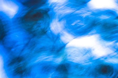 soyut mavi arkaplan, bulanık sanat, bulanık çizgiler ve fırça darbeleri, beyaz arkaplanda mavi akrilik boyalarla oynamak