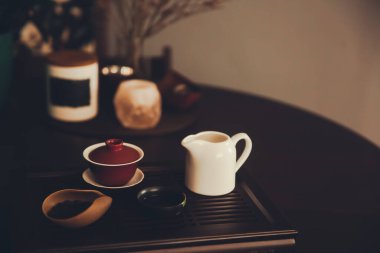 Çay meditasyonu, çay tepsisinde Çin çayı demleme. Minimalizm ve soyut çay arkaplanı kavramı