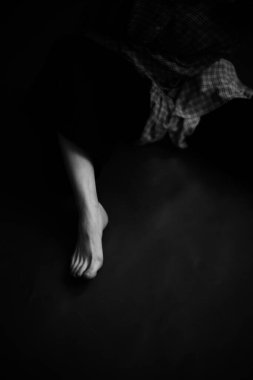 Vücut detayları, fizikselliğin siyah beyaz film fotoğrafçılığı