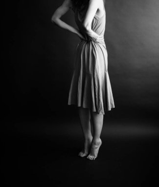 Vücut detayları, fizikselliğin siyah beyaz film fotoğrafçılığı