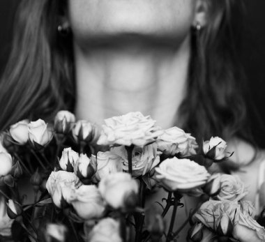 Elinde bir buket gül olan basit bir kız portresi, şık, bulanık bir portre, bir mankenin sanat fotoğrafı.