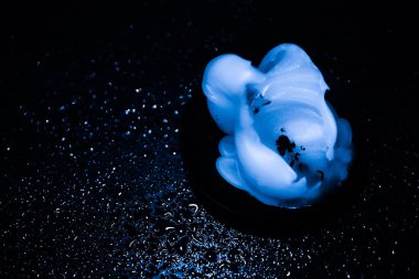 Mavi erimiş mum yağmurdan sonra sönmüş, belirsiz dini fotoğraf