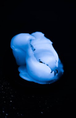 Mavi erimiş mum yağmurdan sonra sönmüş, belirsiz dini fotoğraf