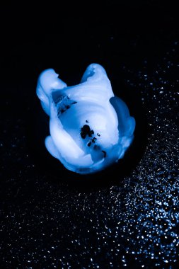 Mavi erimiş mum yağmurdan sonra sönmüş, belirsiz dini fotoğraf