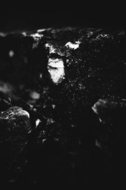 soyut kaya arkaplanı, dağlar ve doku elementleri taşların yakın çekim, siyah ve beyaz dokusu