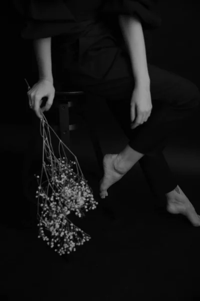 植物の体と枝の詳細ファジィで繊細な映画黒と白の写真 — ストック写真