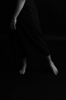 Kadın bacakları yakın plan, siyah beyaz vücut detayları, zarif ve şehvetli parmaklar.