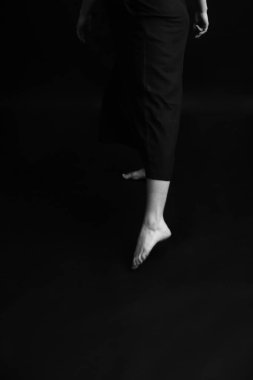 Kadın bacakları yakın plan, siyah beyaz vücut detayları, zarif ve şehvetli parmaklar.
