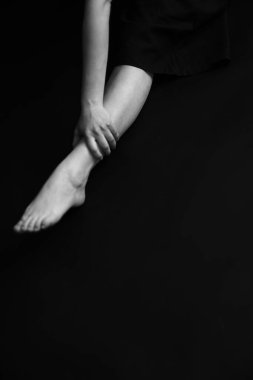 Kadın bacakları yakın plan, siyah beyaz vücut detayları, zarif ve şehvetli parmaklar.