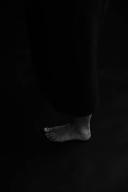 Kadın bacakları yakın plan, siyah beyaz vücut detayları, zarif ve şehvetli parmaklar.