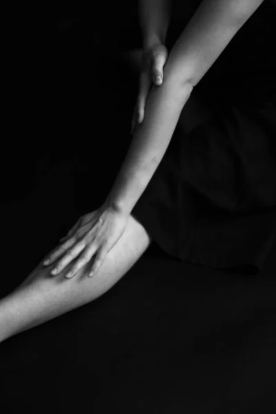 Frauenhände Nahaufnahme Schwarz Weiß Fotos Von Körperdetails Elegante Und Sinnliche — Stockfoto