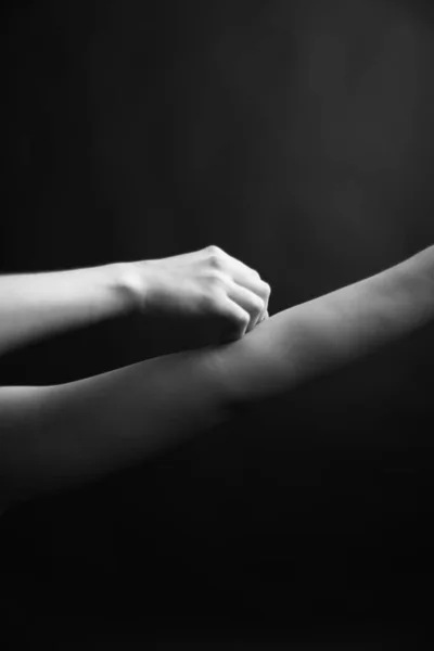 Frauenhände Nahaufnahme Schwarz Weiß Fotos Von Körperdetails Elegante Und Sinnliche — Stockfoto