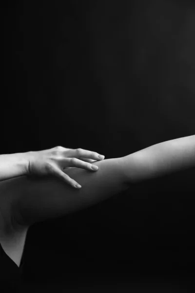 Γυναικεία Χέρια Close Ασπρόμαυρη Φωτογραφία Των Λεπτομερειών Του Σώματος Κομψά — Φωτογραφία Αρχείου