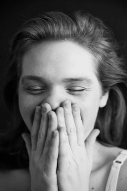 Moda sanat stüdyosu güzel bir kızın siyah beyaz portresi. 