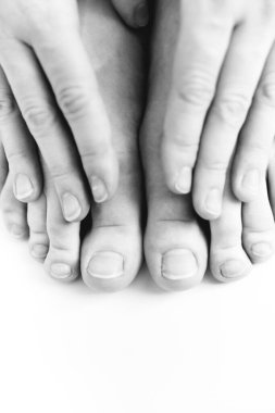 Güzel bir kızın siyah beyaz portresinin detayları bulanık ve bulanık sanat fotoğrafçılığı.