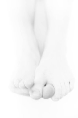 Güzel bir kızın siyah beyaz portresinin detayları bulanık ve bulanık sanat fotoğrafçılığı.