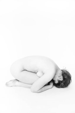 Güzel bir kızın siyah beyaz portresinin detayları bulanık ve bulanık sanat fotoğrafçılığı.