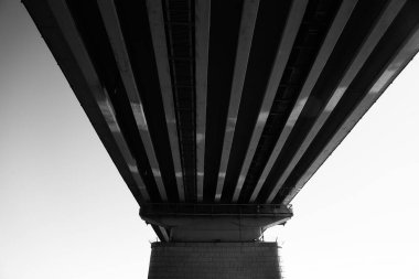 Nehrin üzerindeki köprü