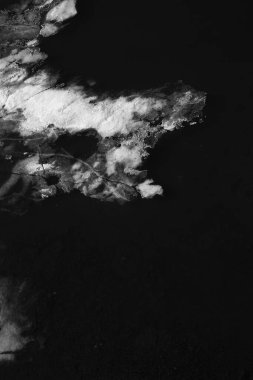 Sudaki buz, eriyen buzullar, doğanın büyüsü. en üstteki görünüm