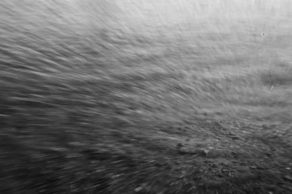 Verschwommenes Foto Von Wasser Und Sonneneinstrahlung Lange Belichteter Wasserrahmen Schwarz — Stockfoto